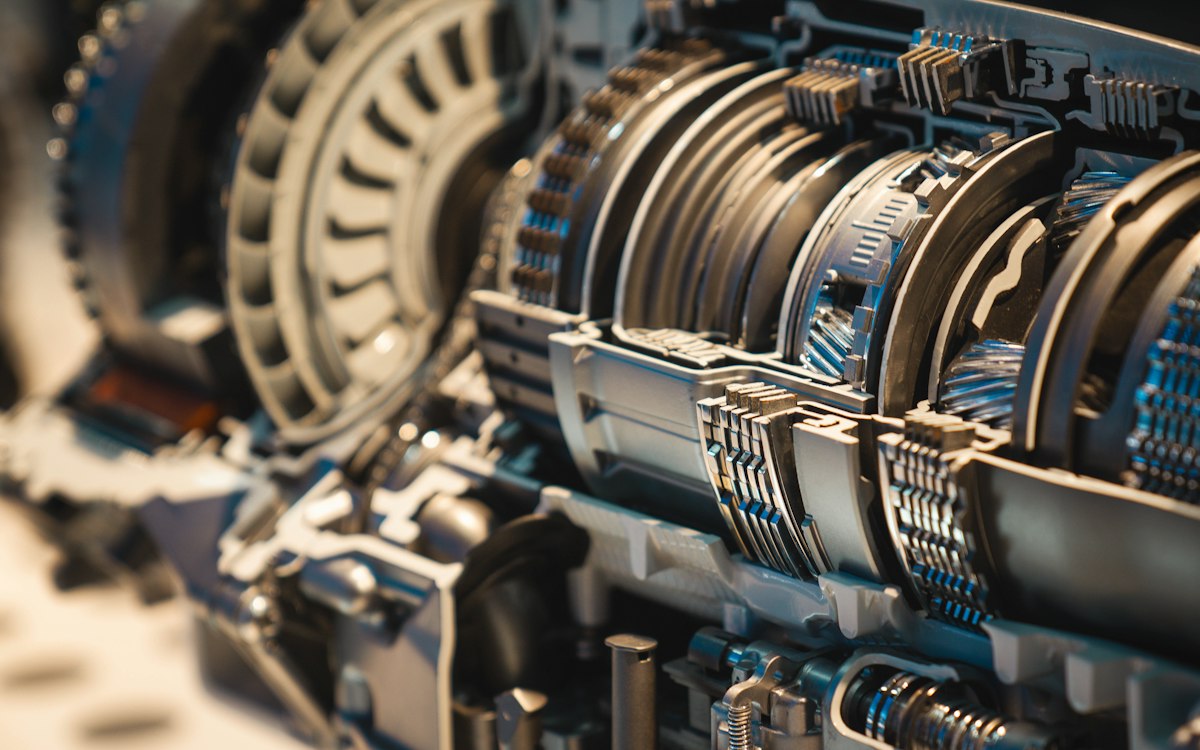 Cutaway of a vehicle transmission showing its gears and shafts.